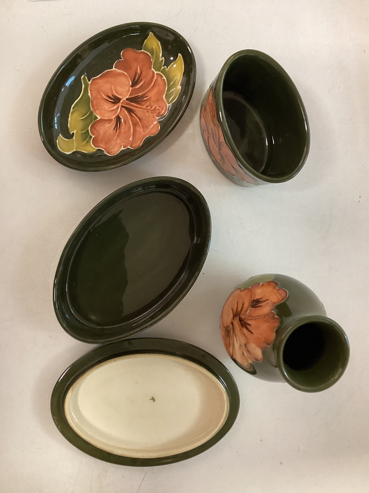 Moorcroft Hibiscus pattern set