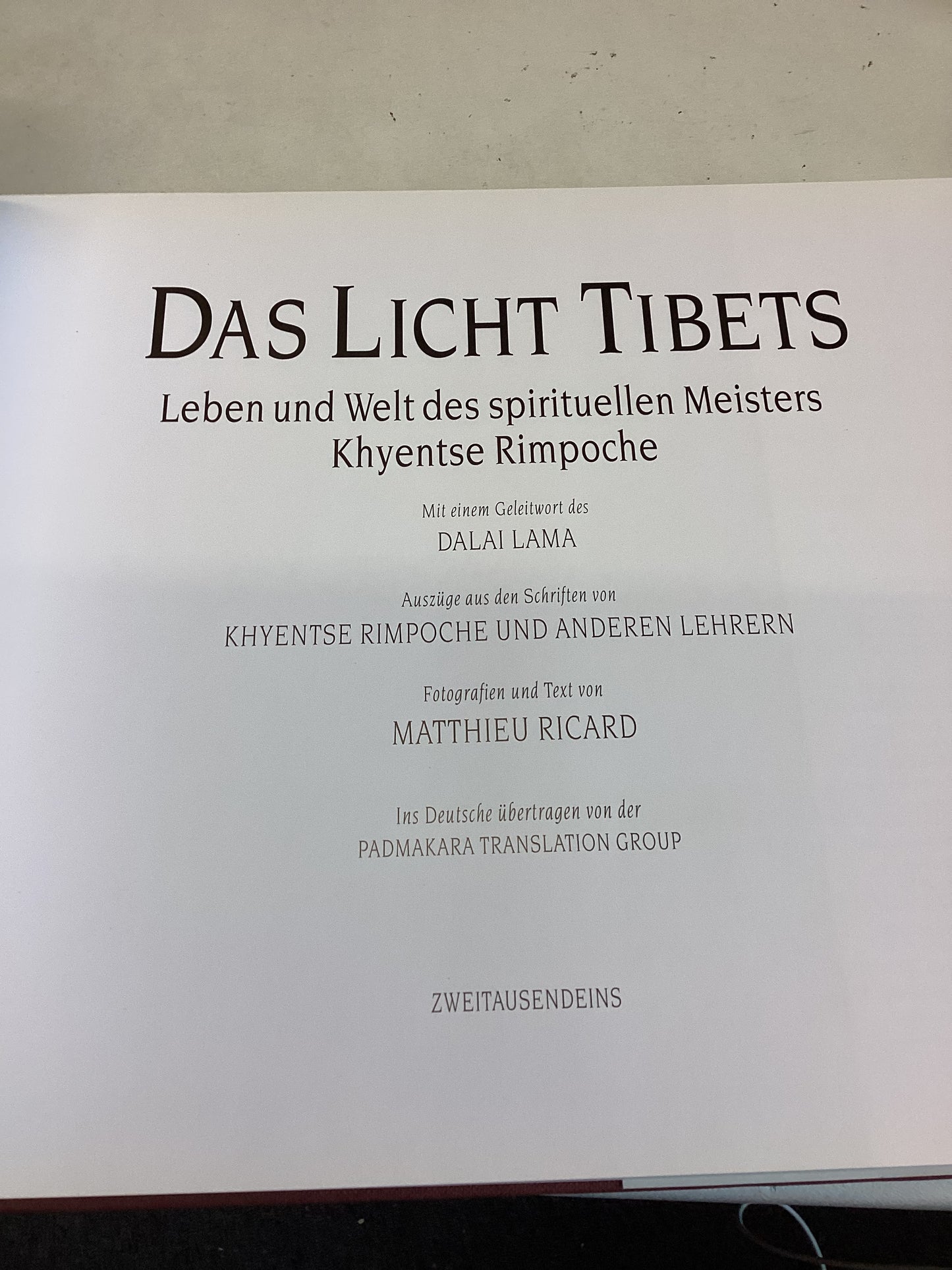 Das Licht Tibets Leben Und Welt Des Spirituellen Meisters Khyenste Rimpoche forward by Dalai Lama Photographs and Text By Matthieu Ricard