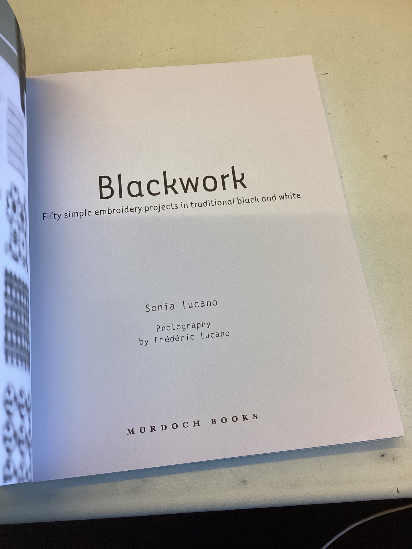 Blackwork Fifty Simple Embroidery Projects In Traditional Black And White Sonia Lucano