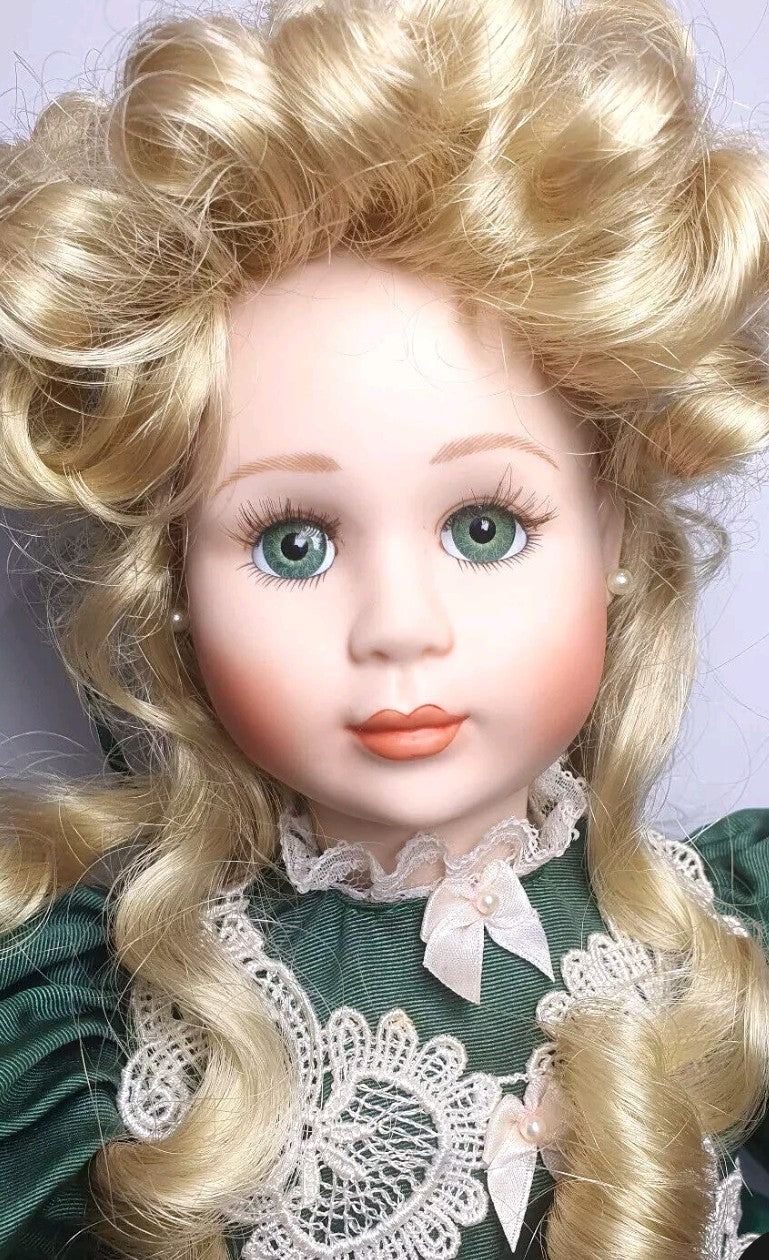 Stunning Franklin Musical Heirloom Melody Porcelain Doll Collectors Item