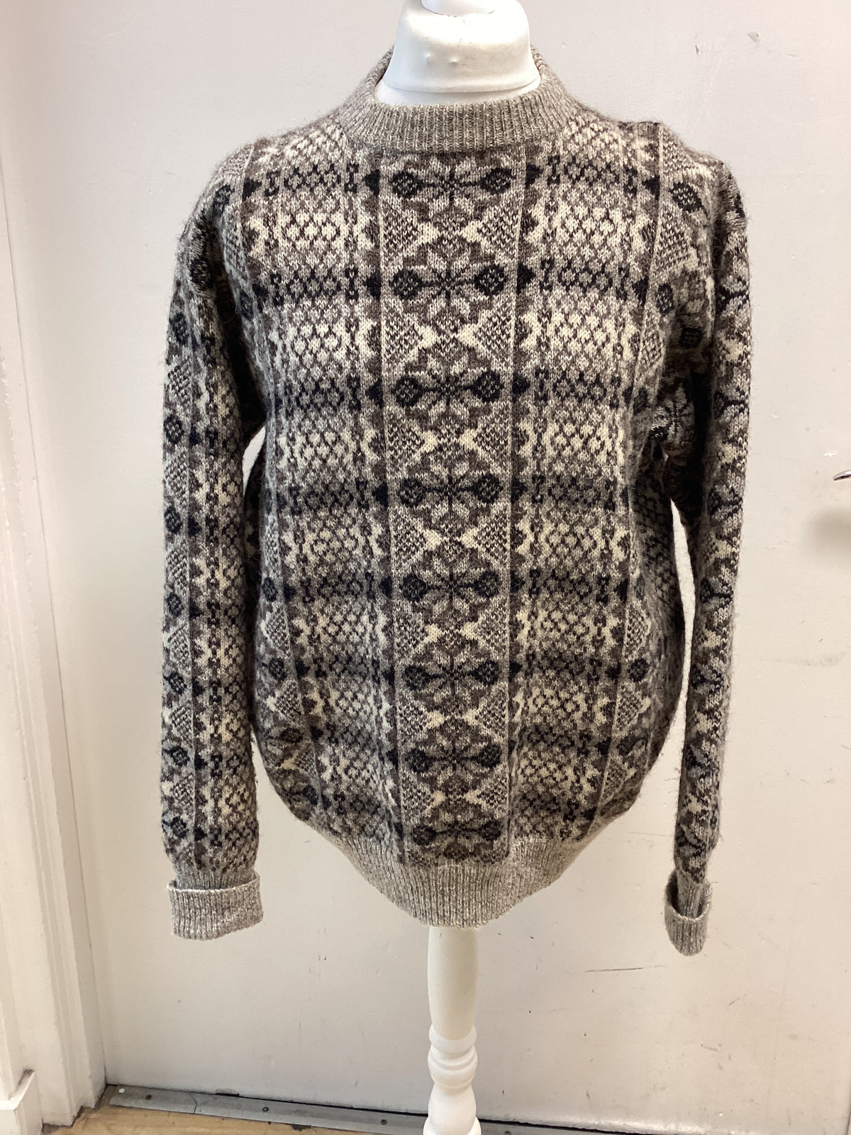 Shetland Islands men’s Pure new Wool hand frame knitted men’s sweater with label size large