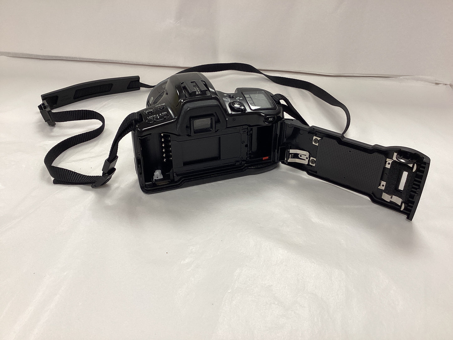 Minolta Dynax 500si Film Camera with neck strap