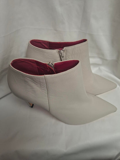 Classic pointed toe Jasper Conran Cream Ankle Boot Size 6