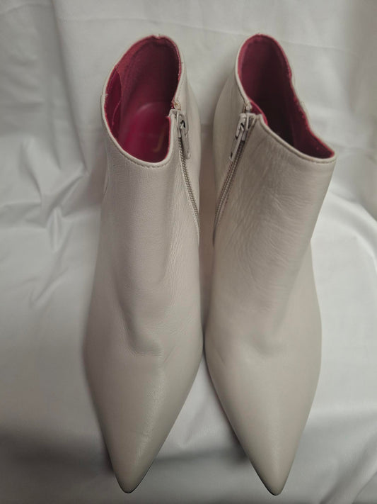 Classic pointed toe Jasper Conran Cream Ankle Boot Size 6