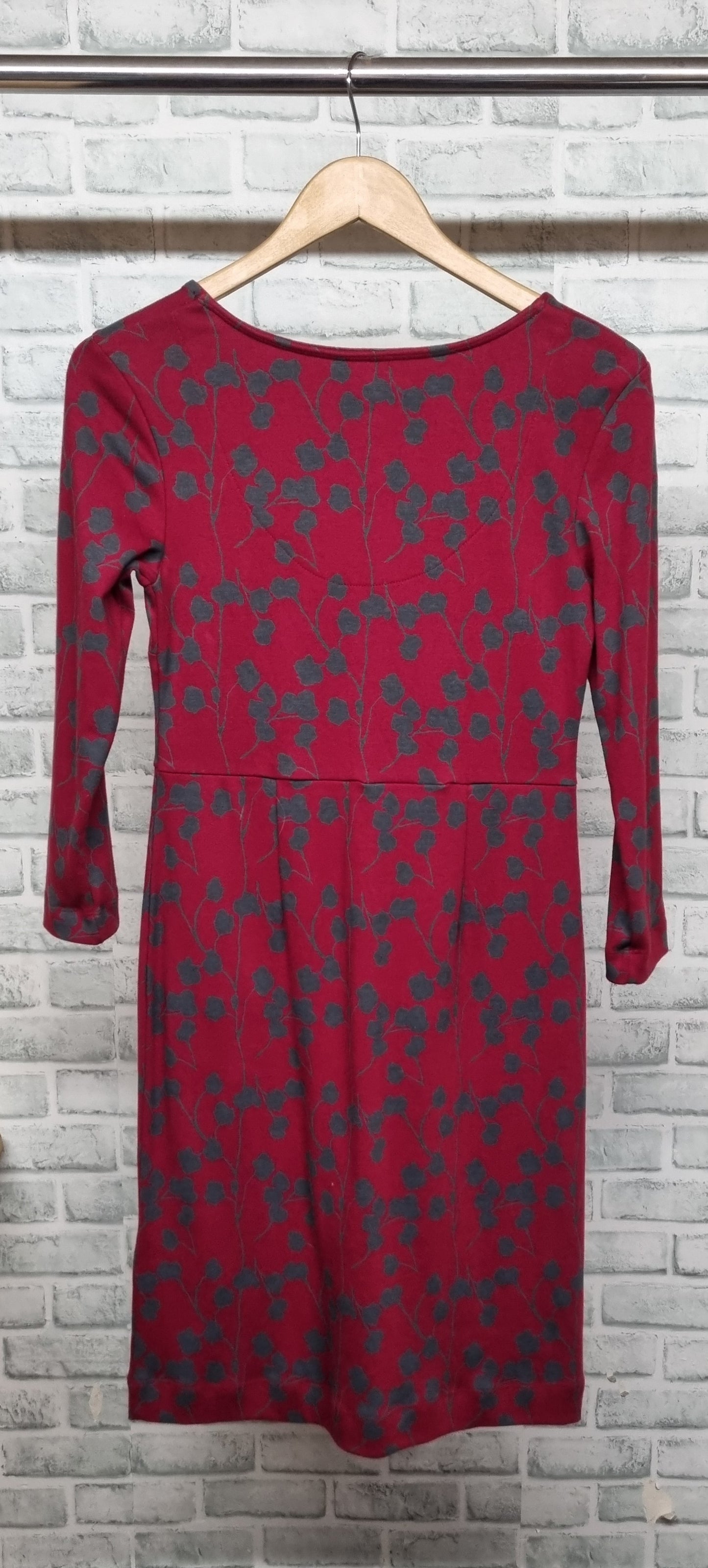 White Stuff Red and Grey Floral Print Quince Jersey V-Neck Midi A-Line Dress with 3/4 Sleeves Size 8 BNWT