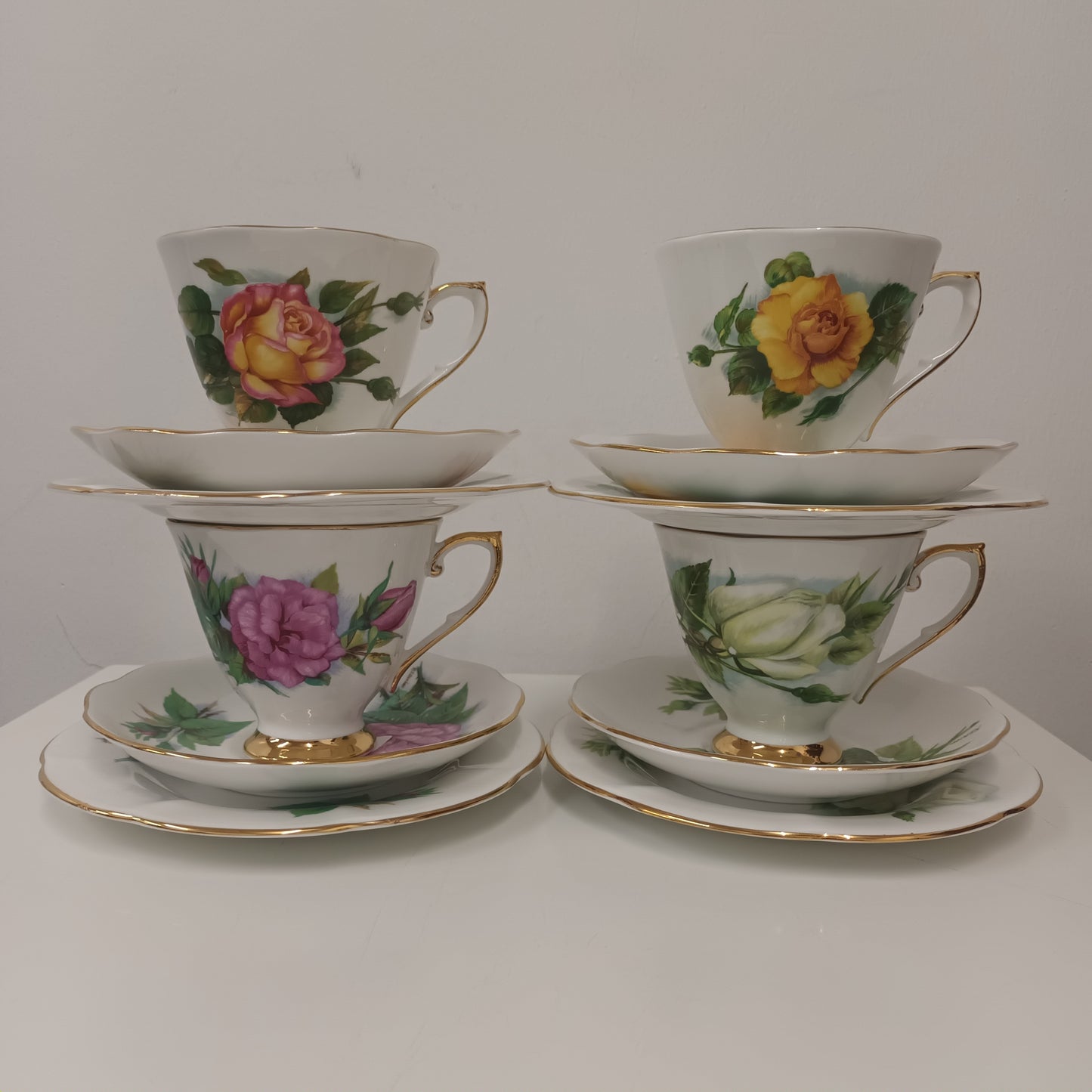 Roslyn Fine Bone China Wheatcroft Roses Trio Set Of 4 Tea Cups Saucers & Plates