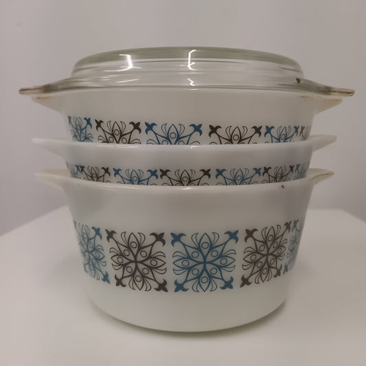 Vintage Pyrex Set Of 3 Casserole Dishes 1 Lid Chelsea Pattern