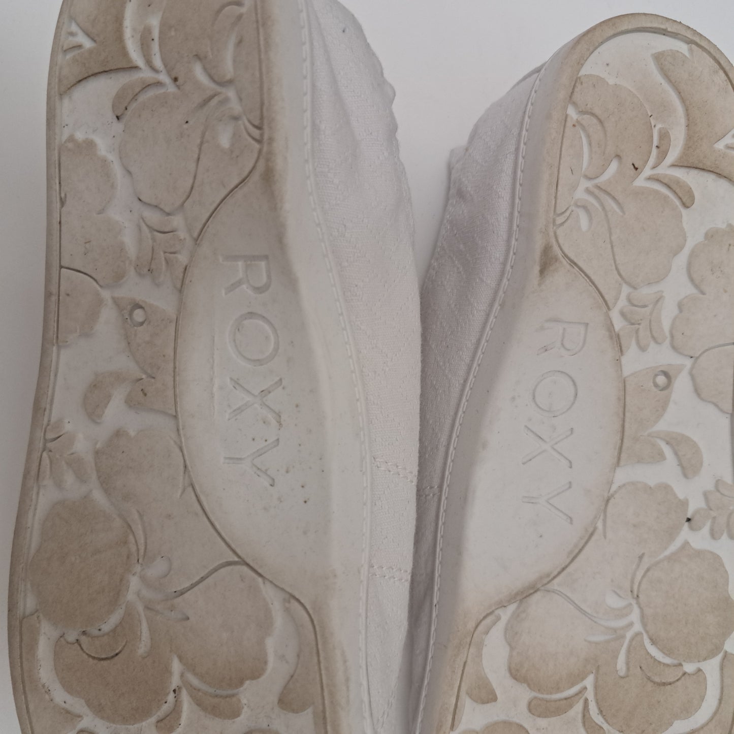 Roxy Surf Slip On Shoes Bayshore UK Size 6 Textile Upper White With Pastel Trim Knotted Cotton Laces