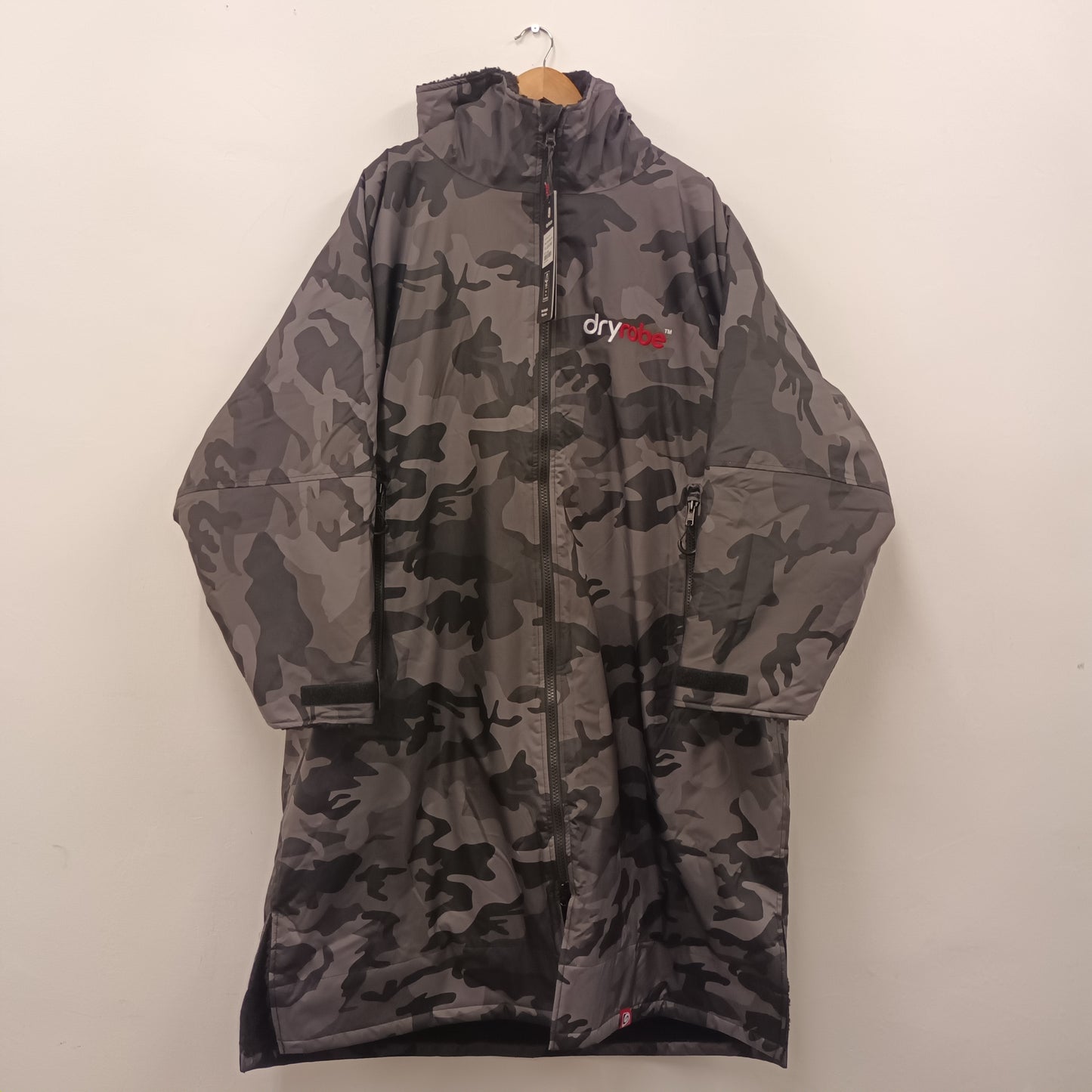 BNWT Large Dryrobe Advance Black Camouflage