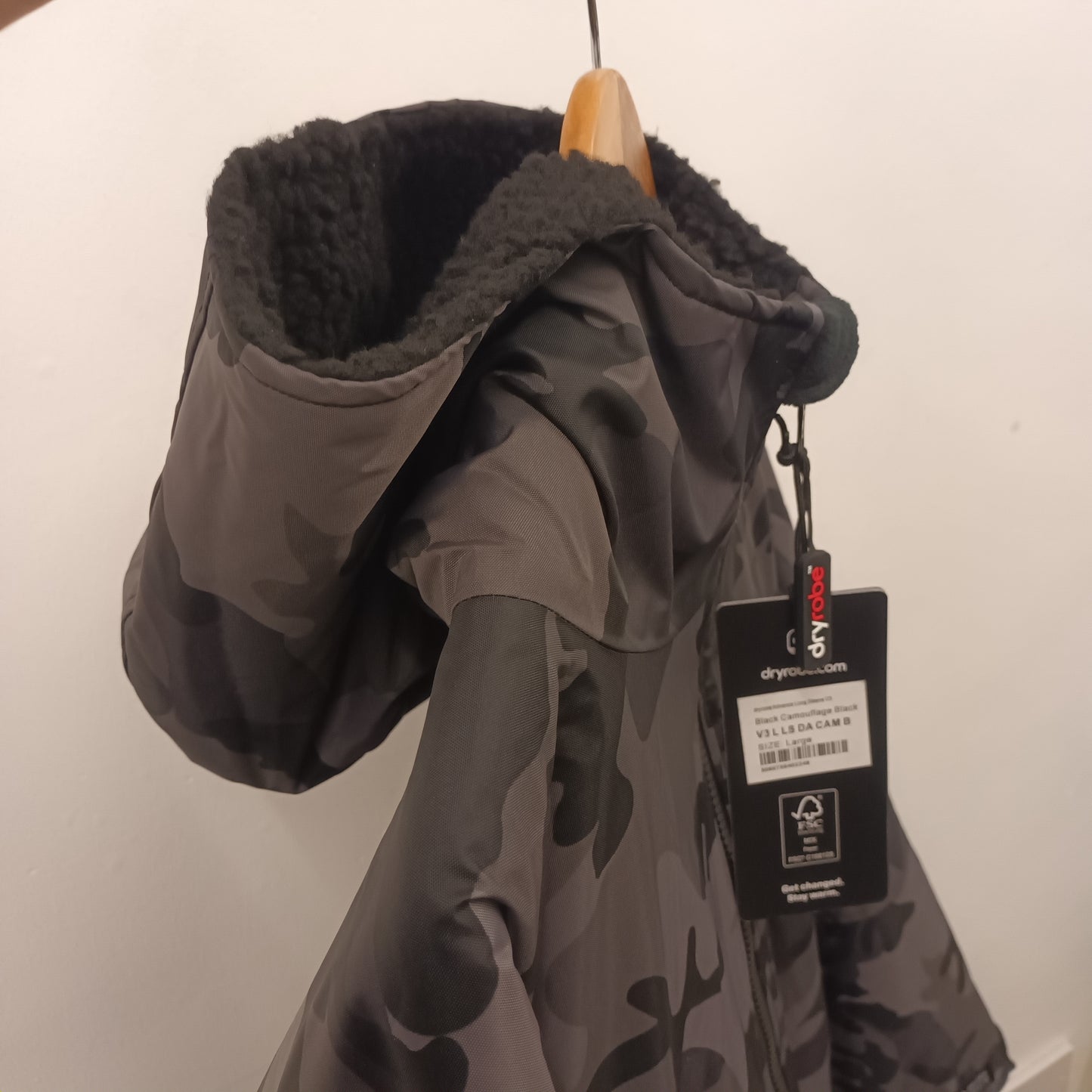 BNWT Large Dryrobe Advance Black Camouflage