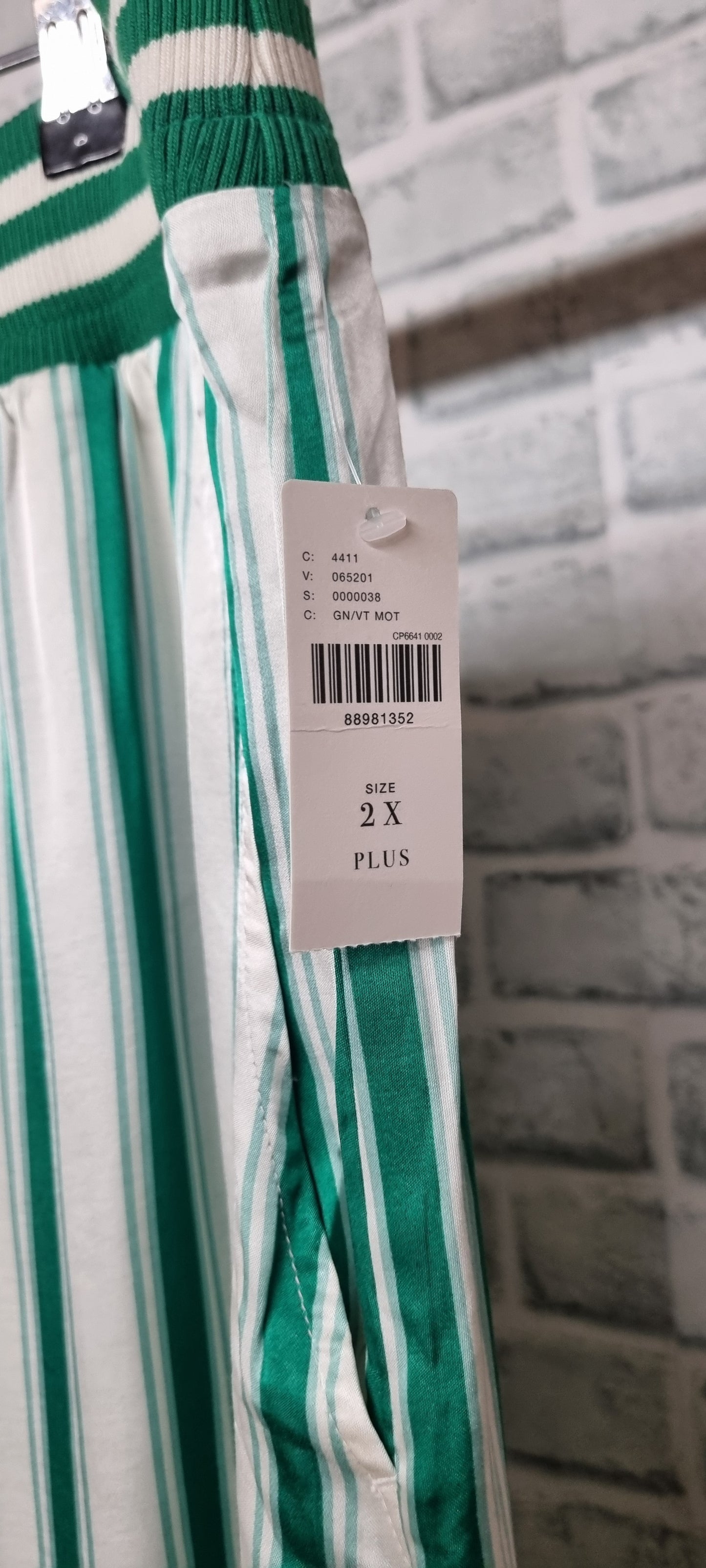 Anthropologie Plus Silk Style Viscose Green and White Stripe Shorts Size 2X BNWT