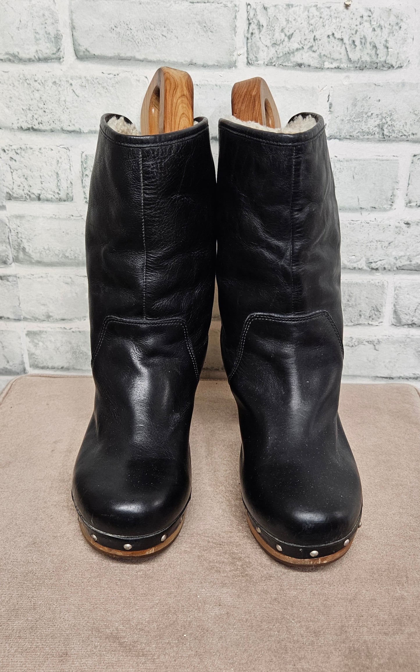 UGG Australia Black Leather Fold-Over Lynnea Clog Boots Size 5.5