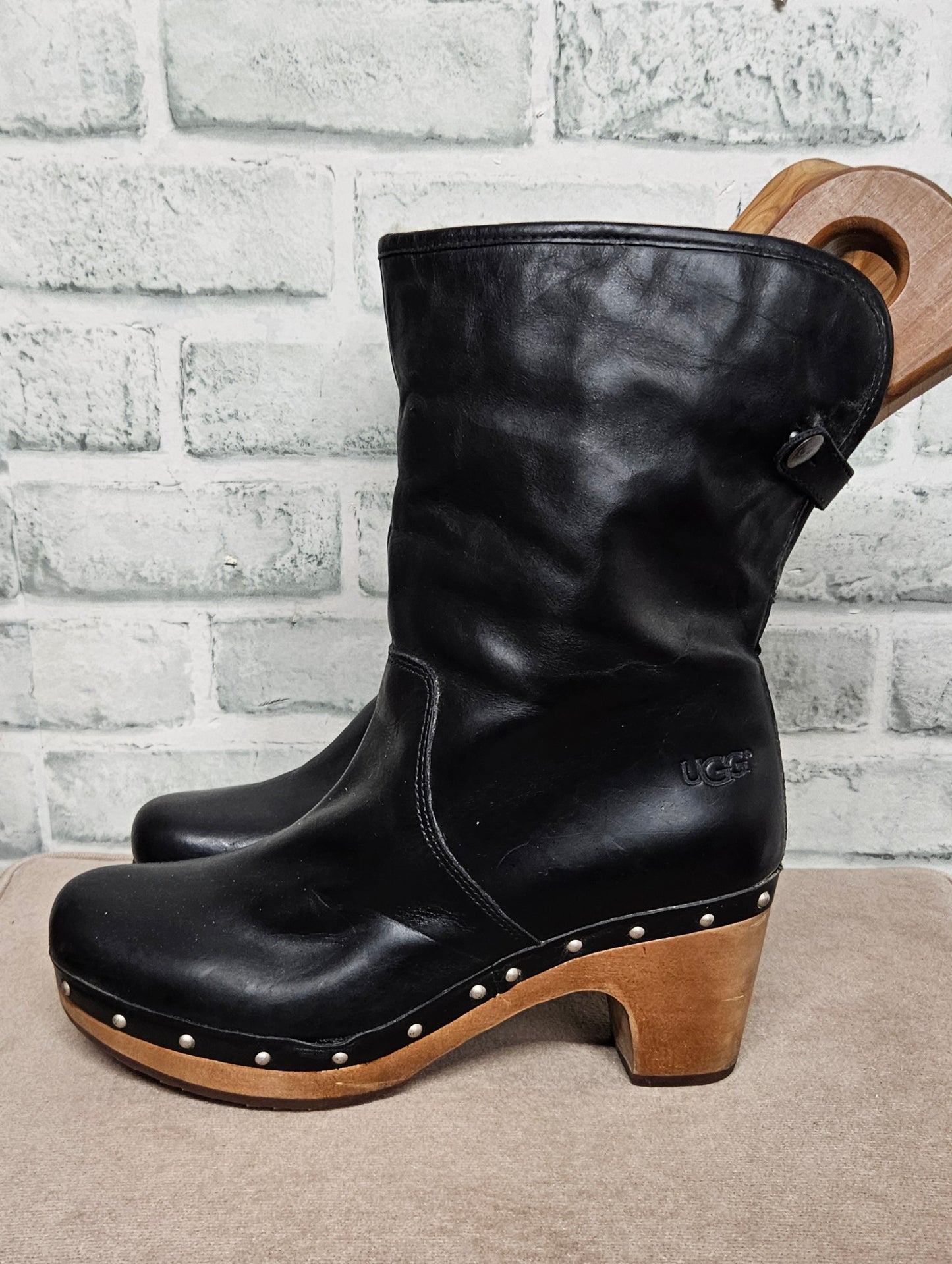 UGG Australia Black Leather Fold-Over Lynnea Clog Boots Size 5.5