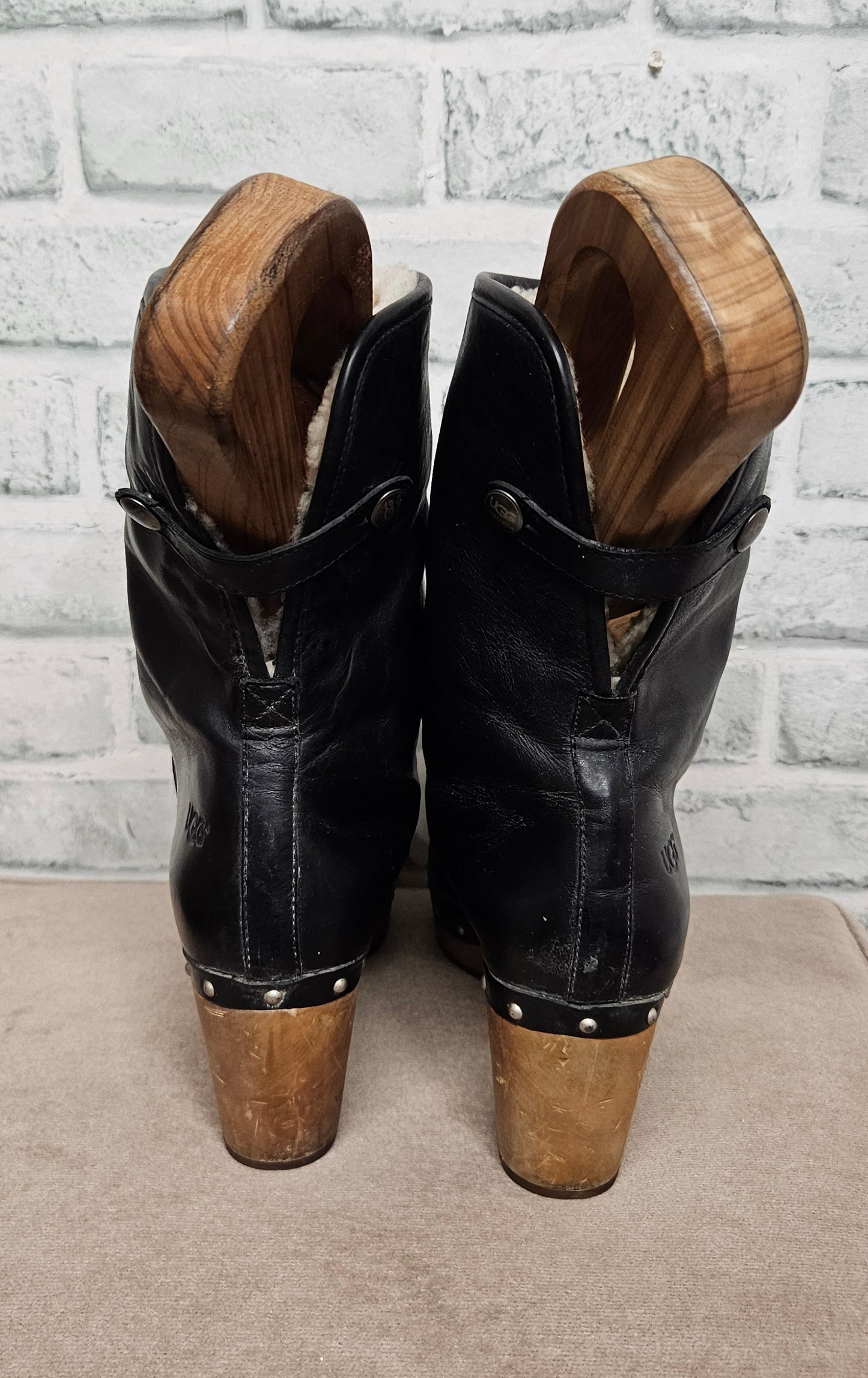 UGG Australia Black Leather Fold-Over Lynnea Clog Boots Size 5.5