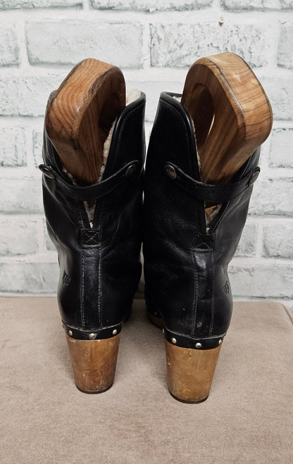 UGG Australia Black Leather Fold-Over Lynnea Clog Boots Size 5.5