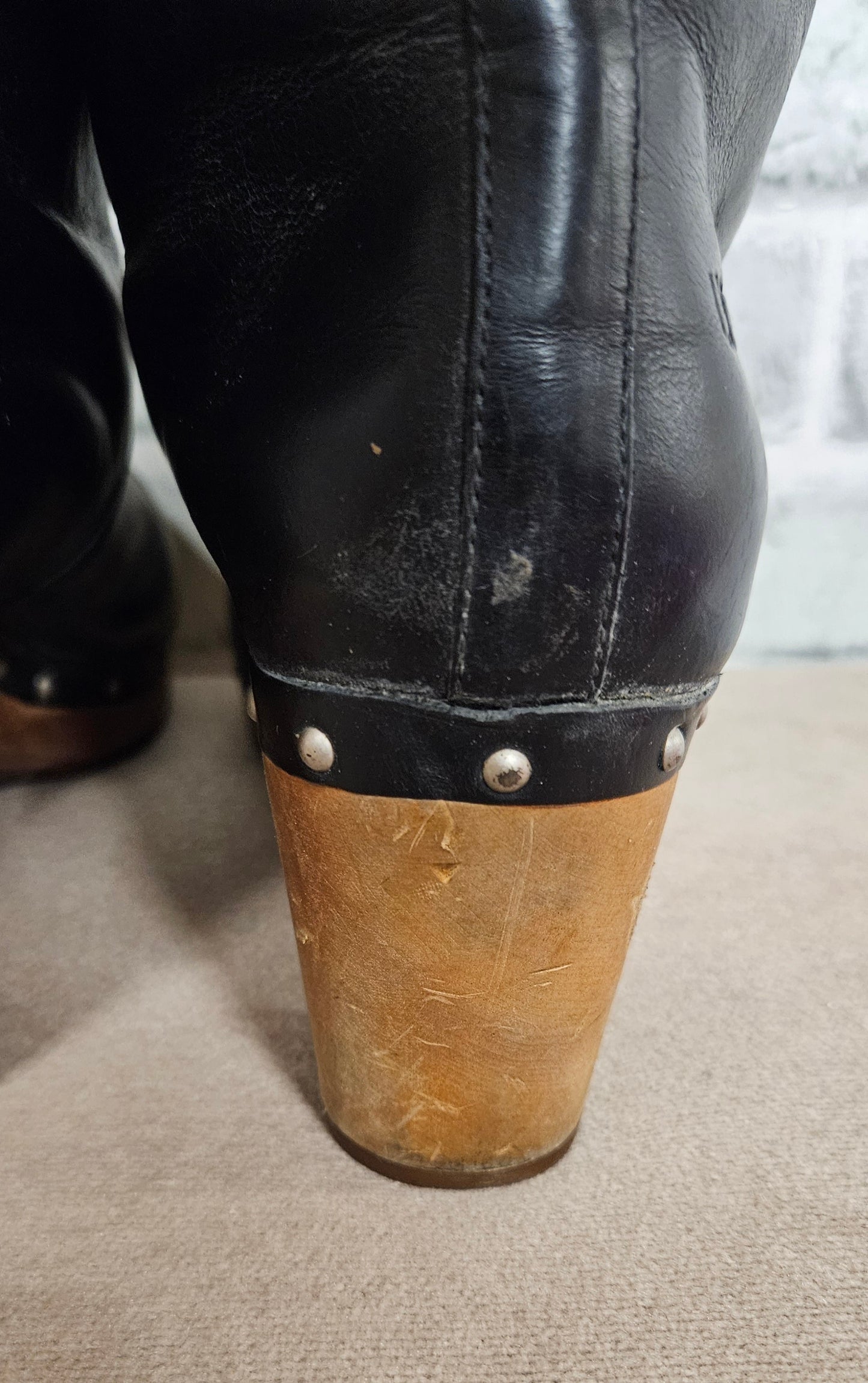 UGG Australia Black Leather Fold-Over Lynnea Clog Boots Size 5.5