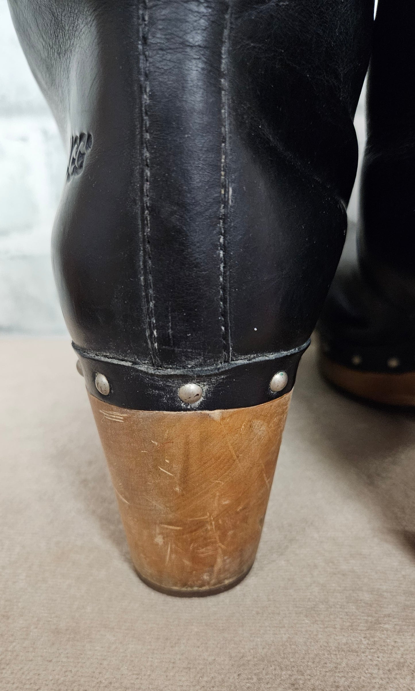 UGG Australia Black Leather Fold-Over Lynnea Clog Boots Size 5.5