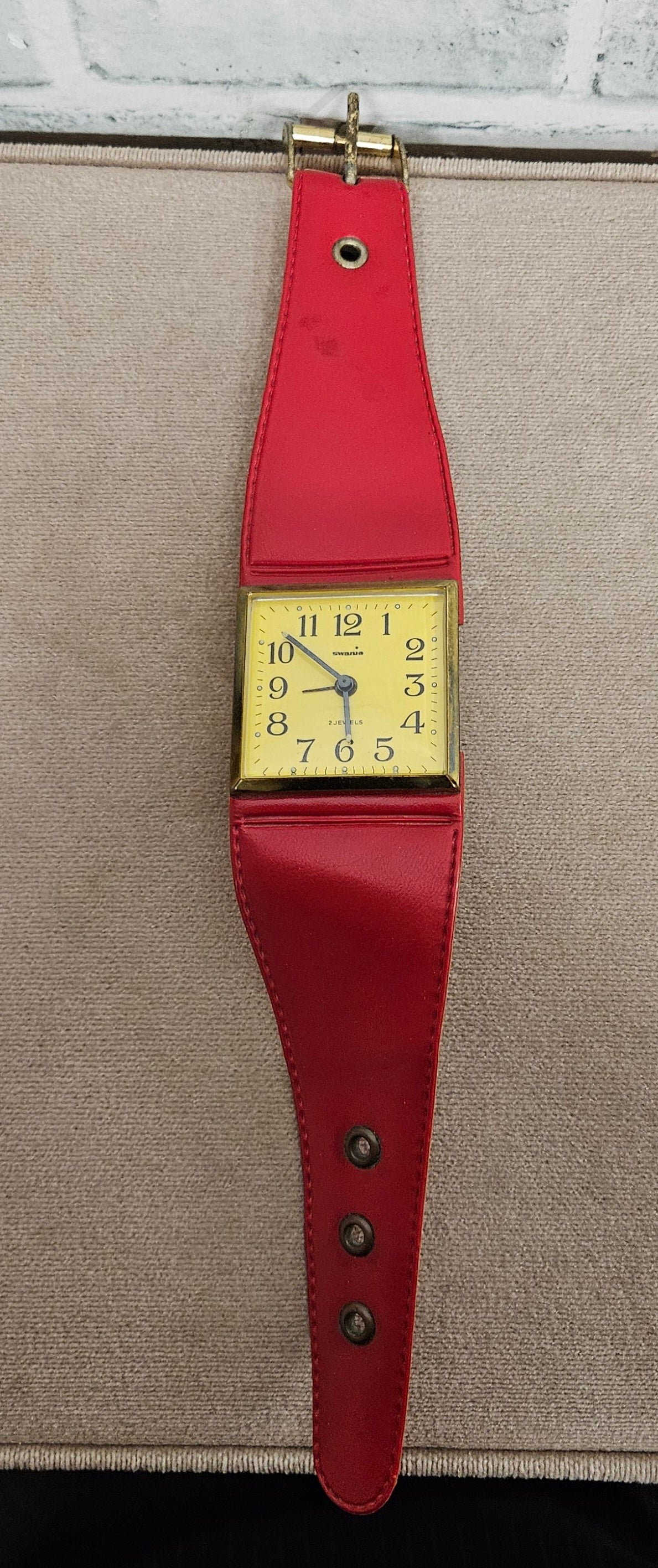Swania 2 Jewels Red Strap Vintage Travel Wind-Up Clock