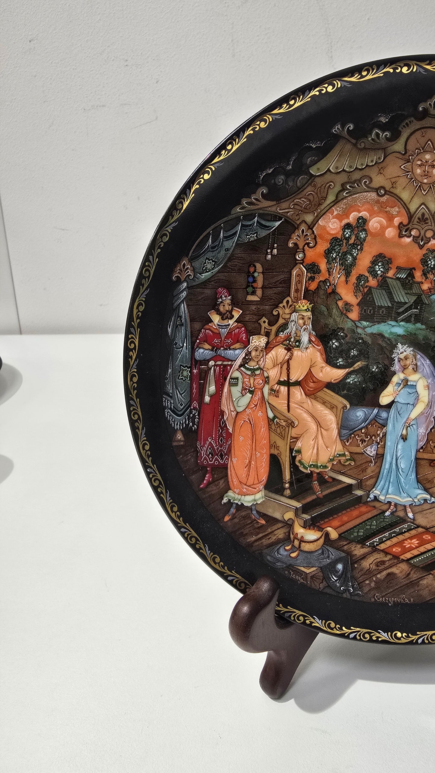 1990 Russian Vintage porcelain collector's plate - The Judgement of Tsar Berendy