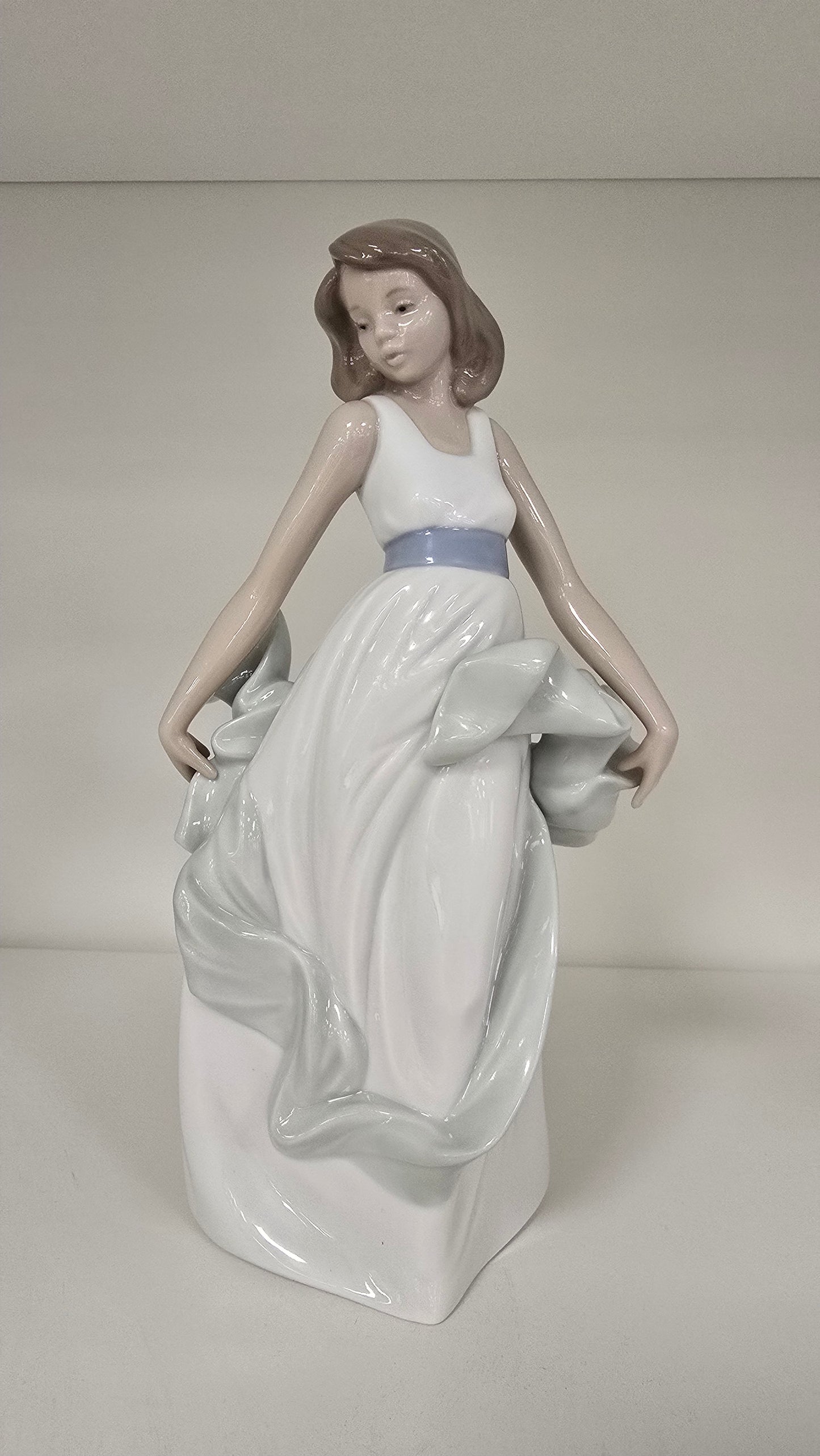 Nao by Lladro Figurine 1343 Walking on Air Porcelain Lady Mint Condition