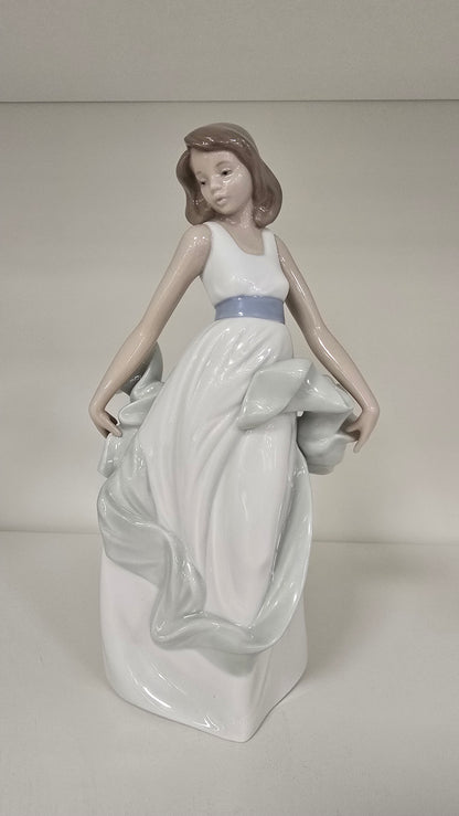 Nao by Lladro Figurine 1343 Walking on Air Porcelain Lady Mint Condition