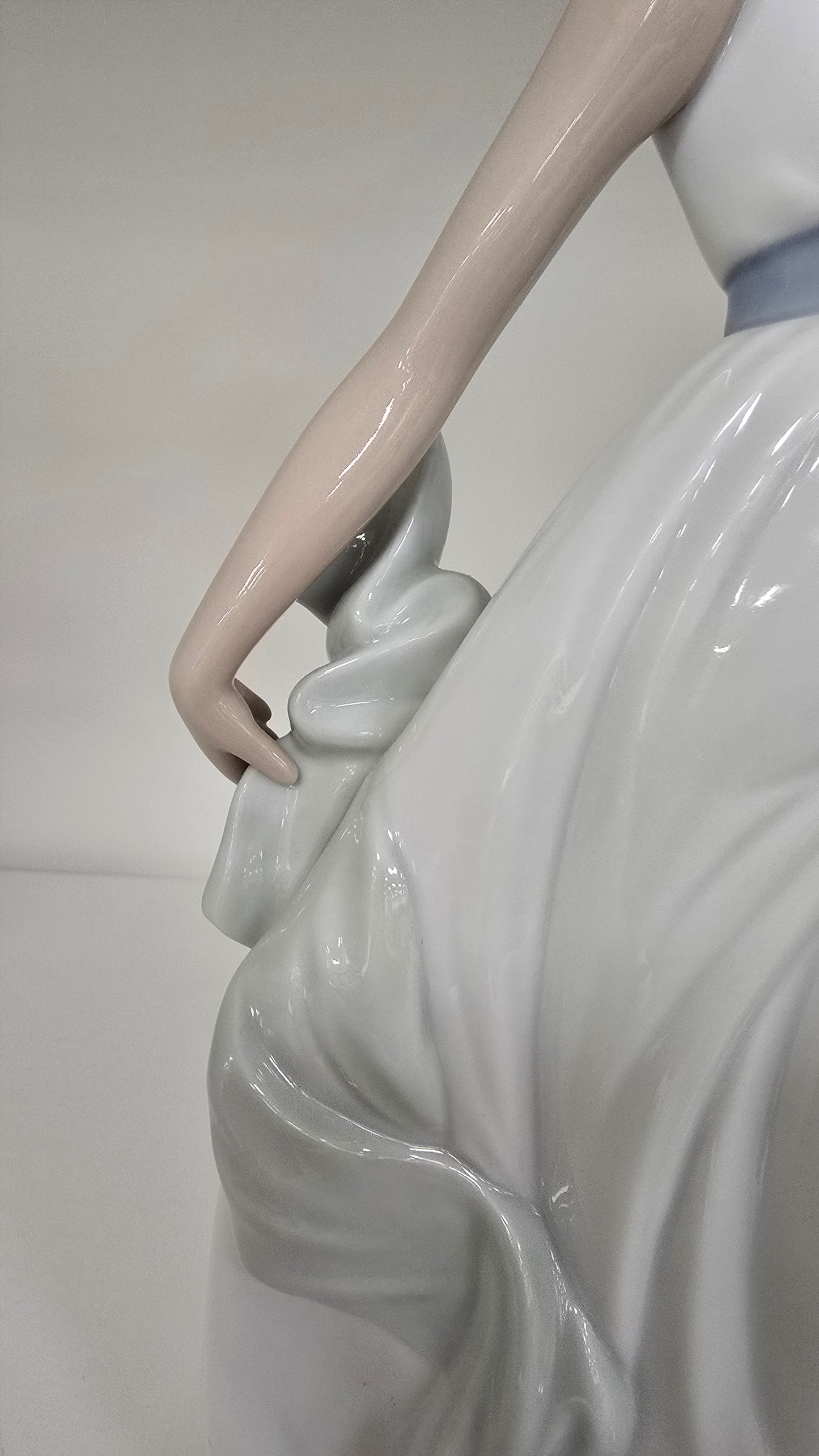 Nao by Lladro Figurine 1343 Walking on Air Porcelain Lady Mint Condition