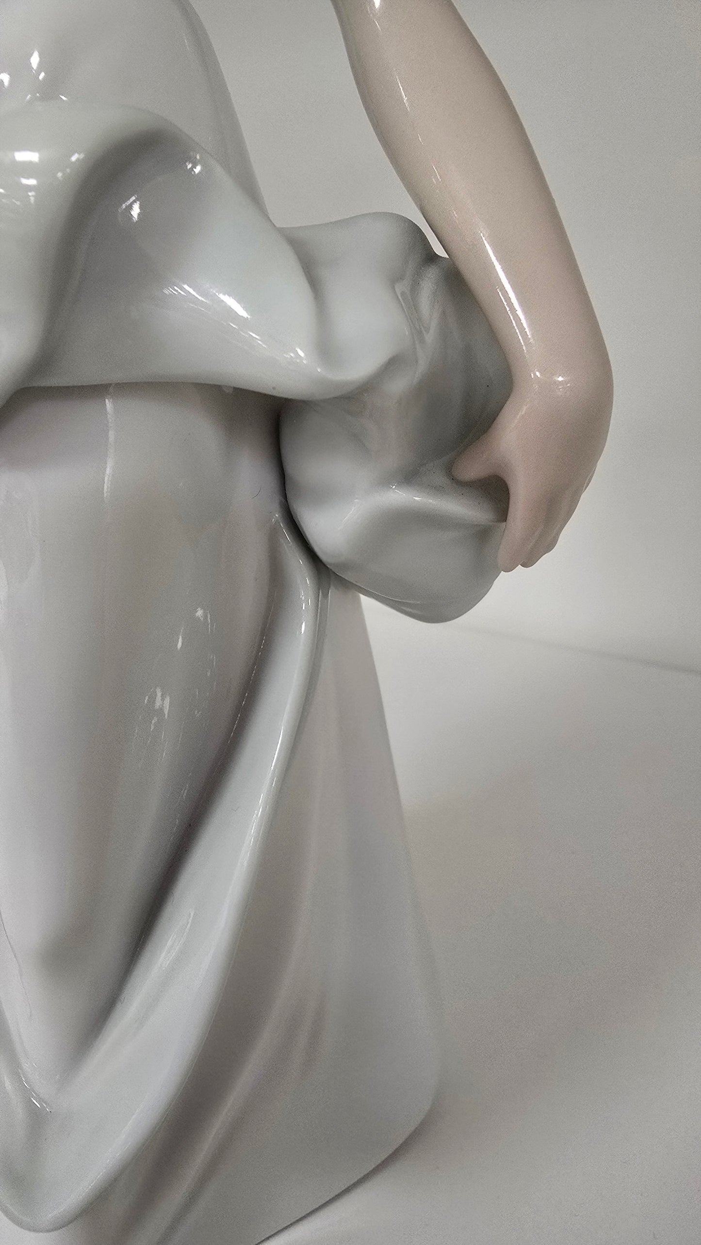 Nao by Lladro Figurine 1343 Walking on Air Porcelain Lady Mint Condition