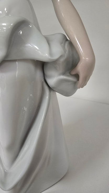 Nao by Lladro Figurine 1343 Walking on Air Porcelain Lady Mint Condition