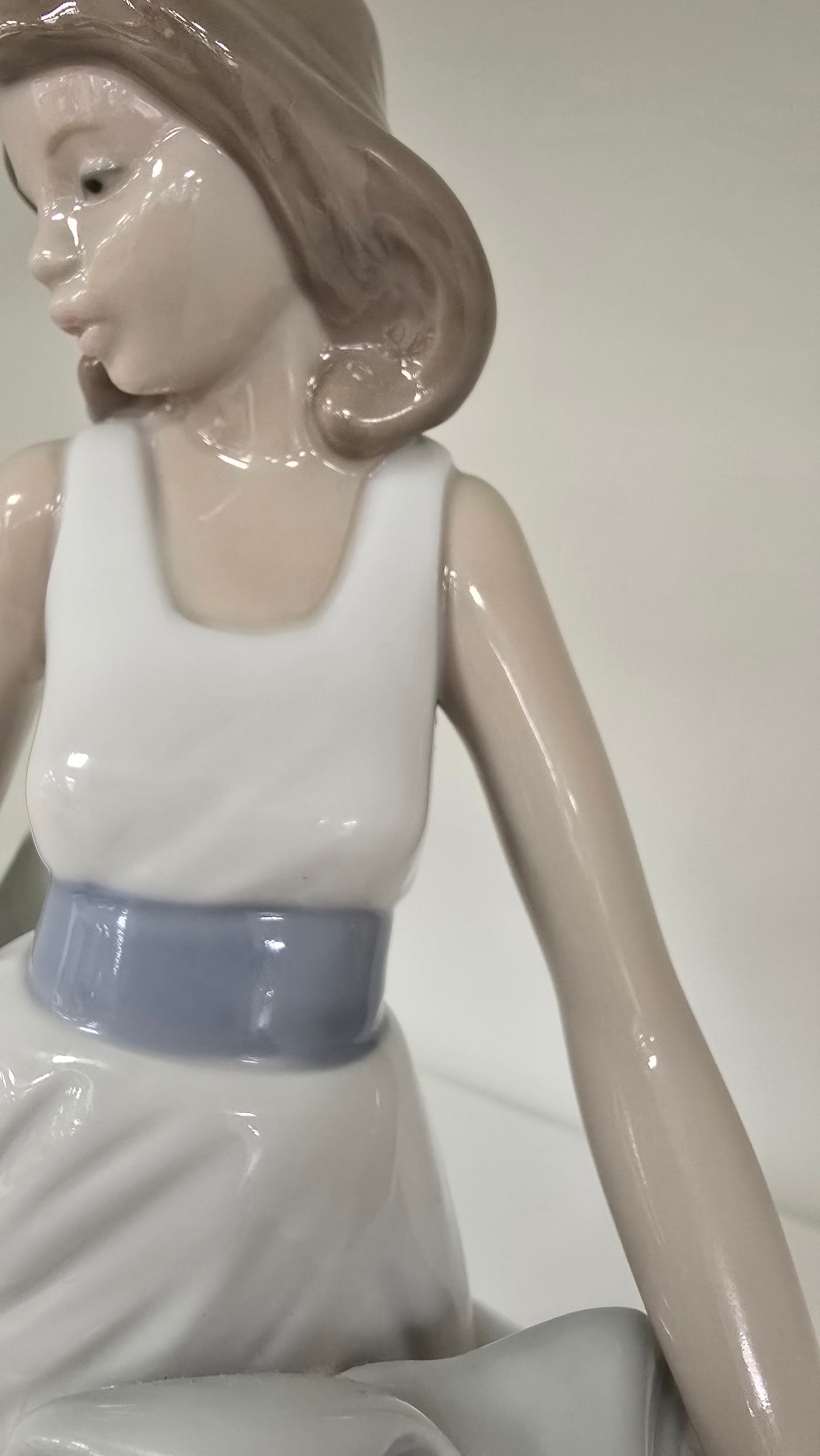 Nao by Lladro Figurine 1343 Walking on Air Porcelain Lady Mint Condition