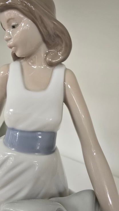 Nao by Lladro Figurine 1343 Walking on Air Porcelain Lady Mint Condition