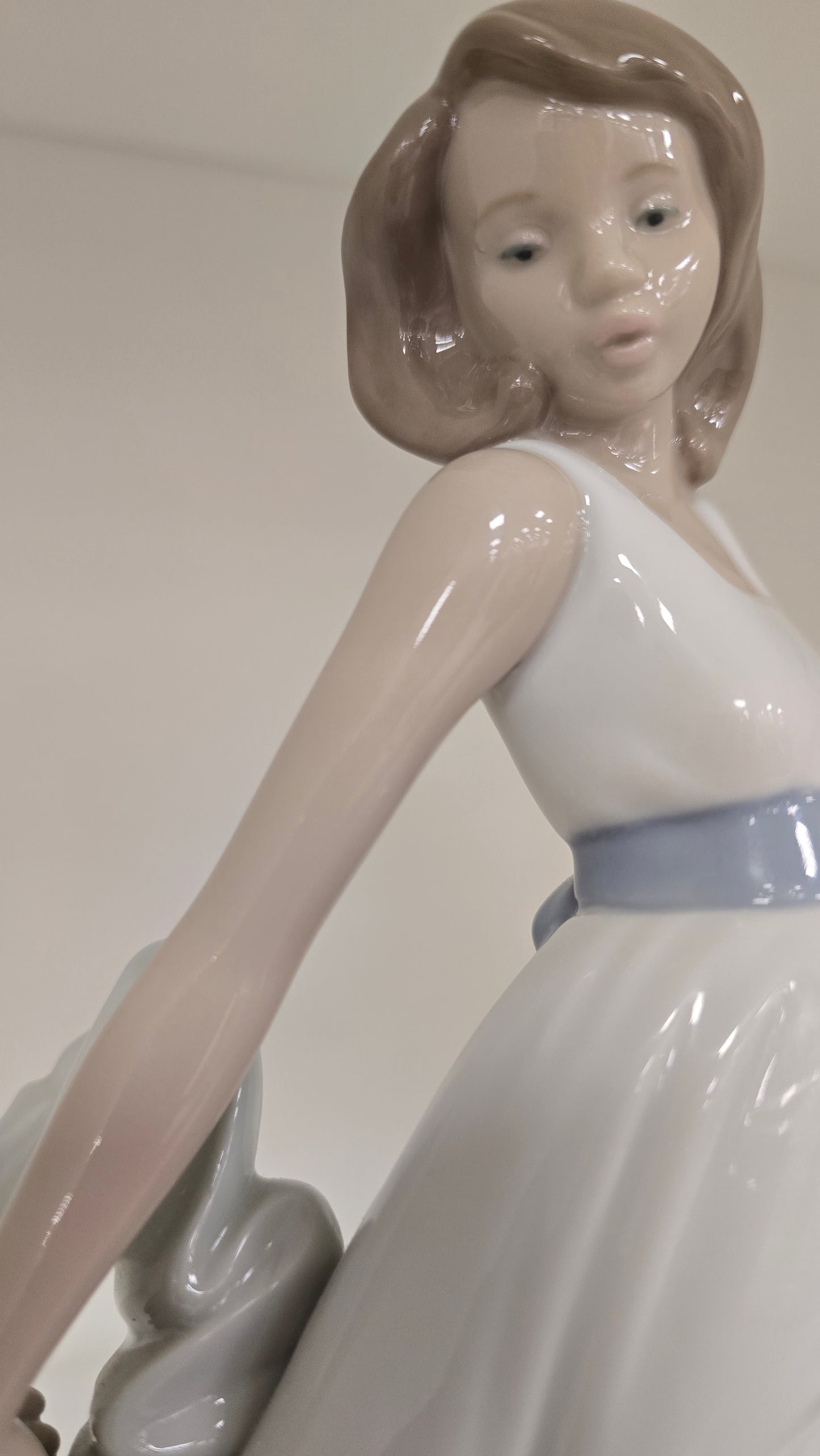 Nao by Lladro Figurine 1343 Walking on Air Porcelain Lady Mint Condition