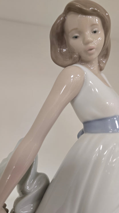 Nao by Lladro Figurine 1343 Walking on Air Porcelain Lady Mint Condition