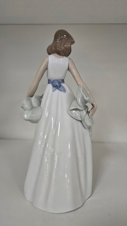Nao by Lladro Figurine 1343 Walking on Air Porcelain Lady Mint Condition