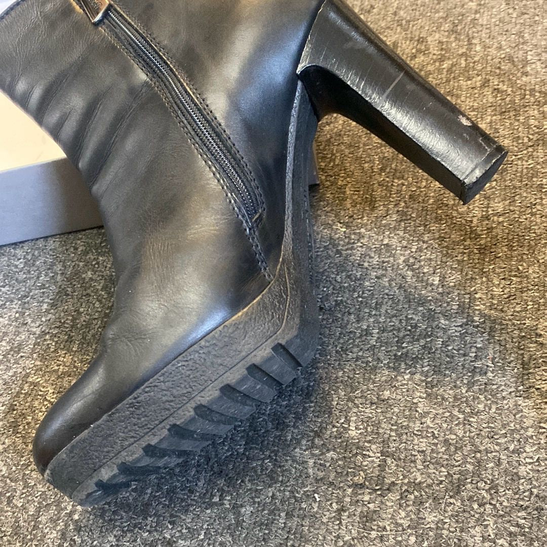 Manas Black Heeled Boots Size 5