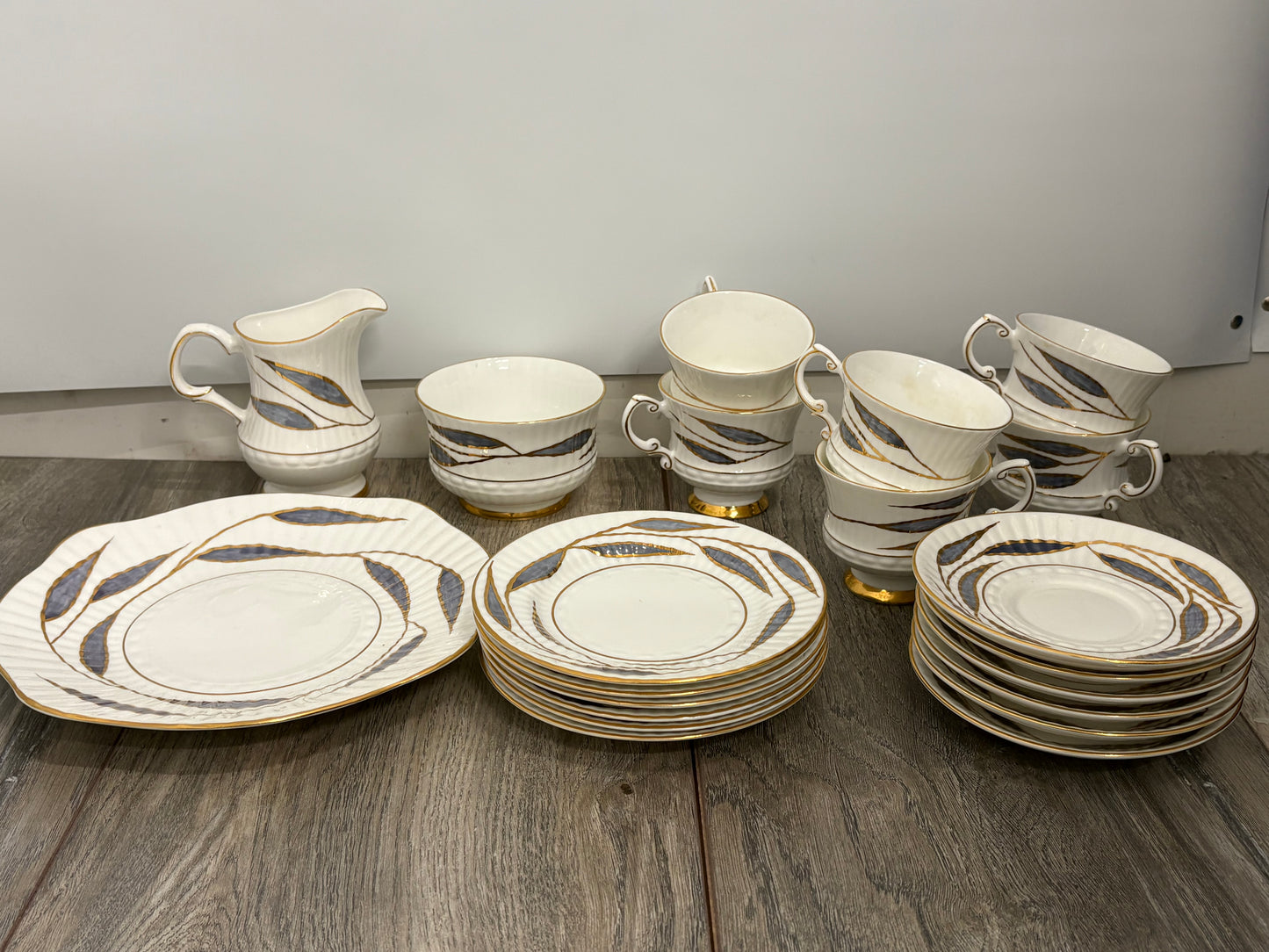 Vintage Royal Tara Fine Bone China Irish Porcelain 21-Piece Teaset