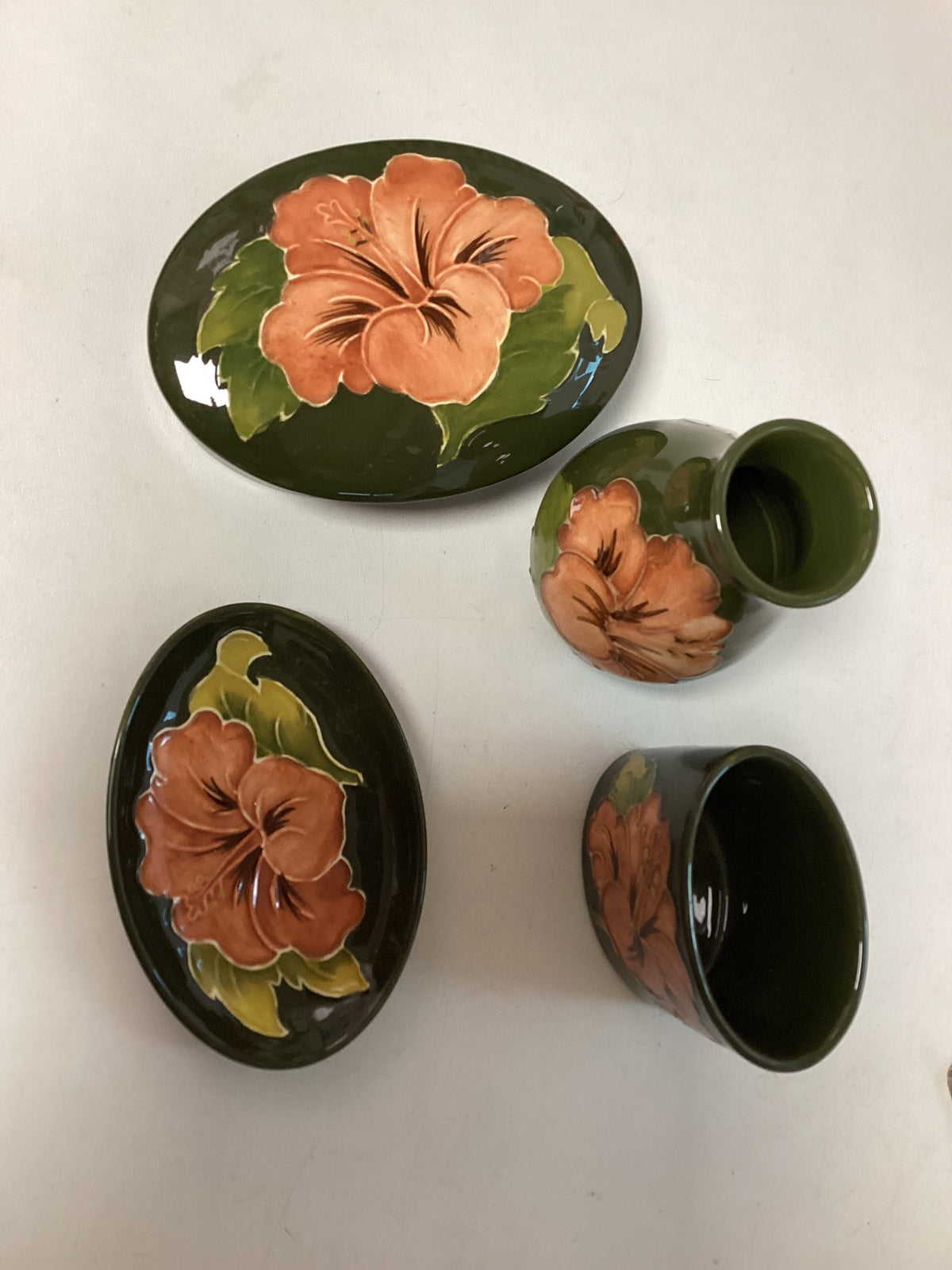 Moorcroft Hibiscus pattern set