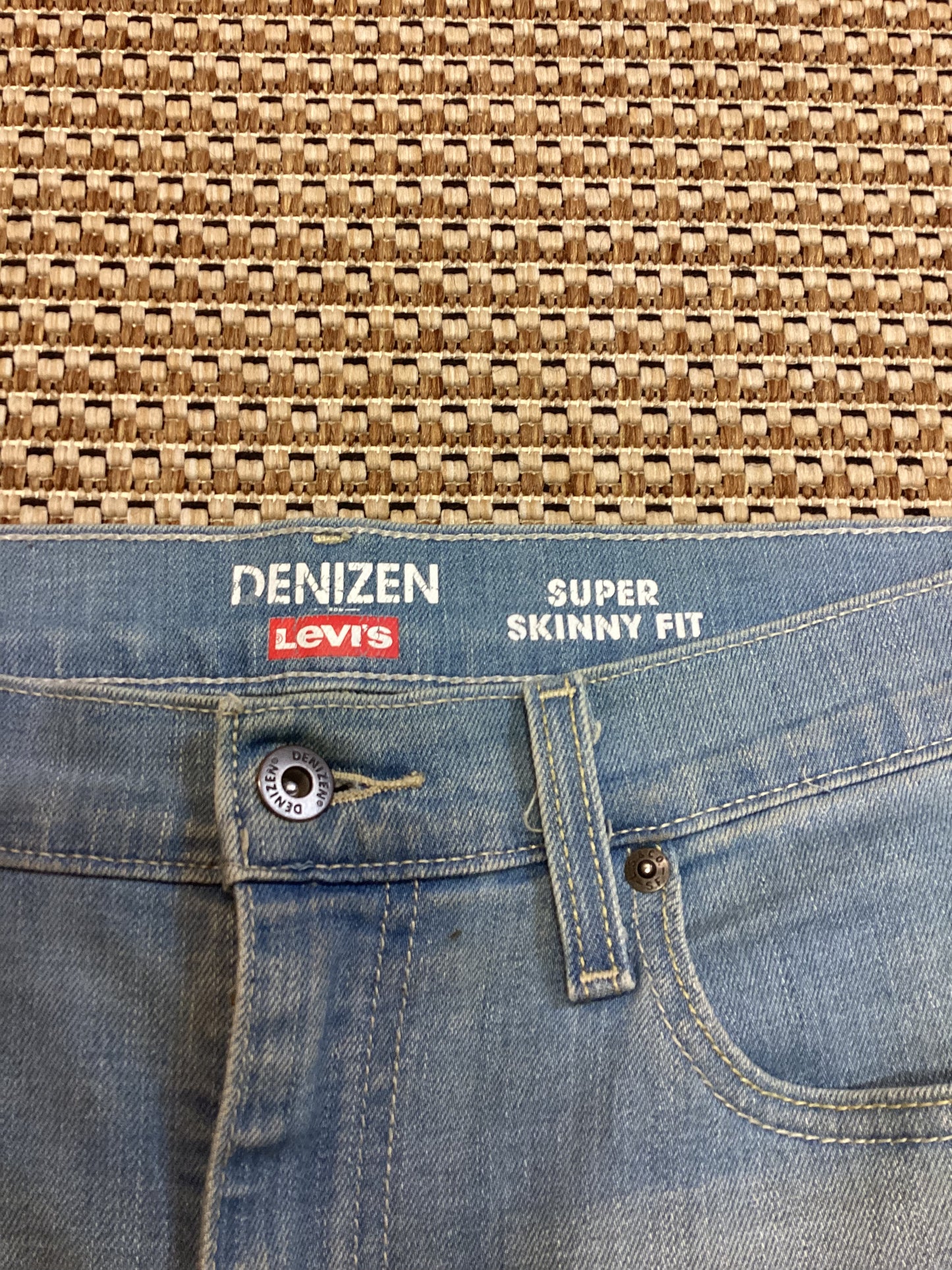 Denizen from Levi's Lightwash Blue Jeans Size M