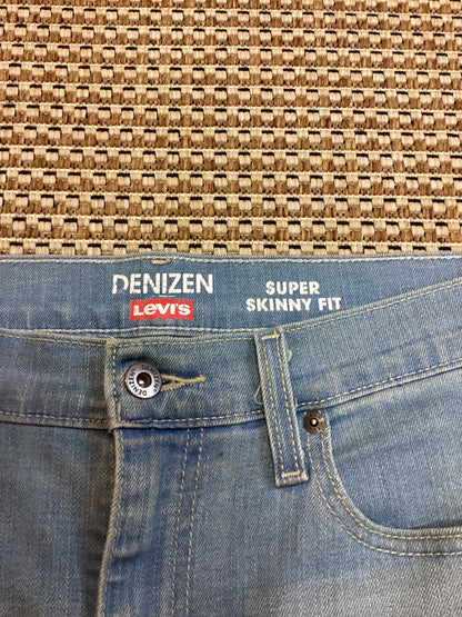 Denizen from Levi's Lightwash Blue Jeans Size M