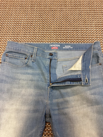 Denizen from Levi's Lightwash Blue Jeans Size M