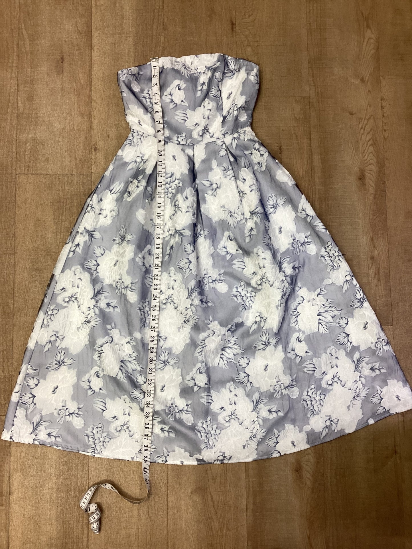 BNWT True Decadence Blue & White Floral Strapless Dress Size 8