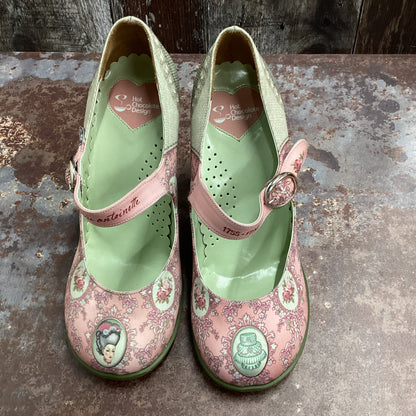 Hot chocolate design Chocolaticas Marie Antoinette highheel shoes