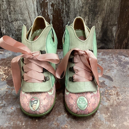 Hot chocolate design Chocolaticas Marie Antoinette highheel shoes
