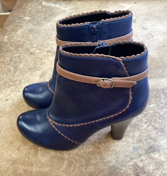 Lotus boots size 6 navy blue with brown detail.