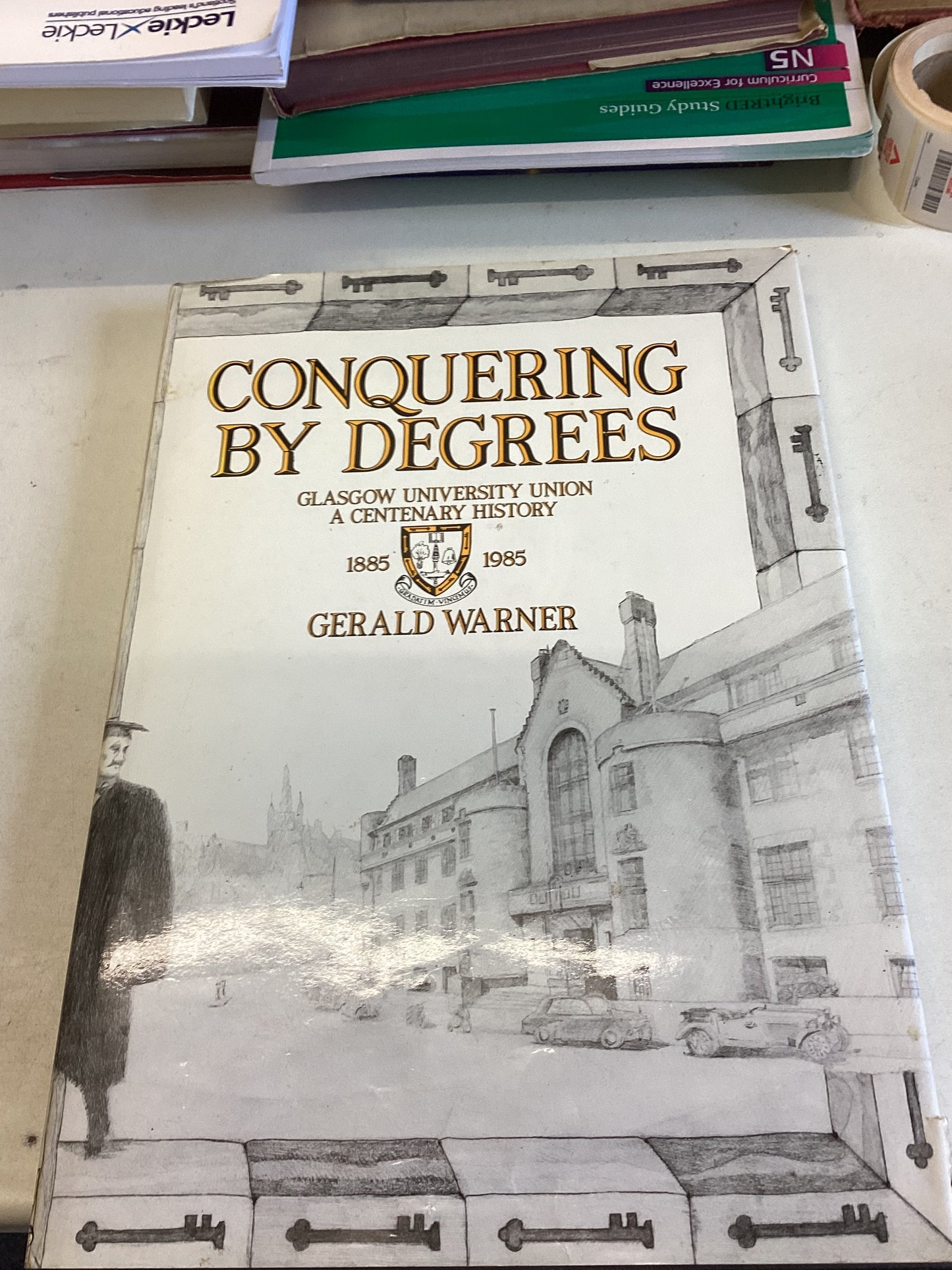 Conquering By Degrees Glasgow University Union A Centenary History 1885 1985 Gerald Warner