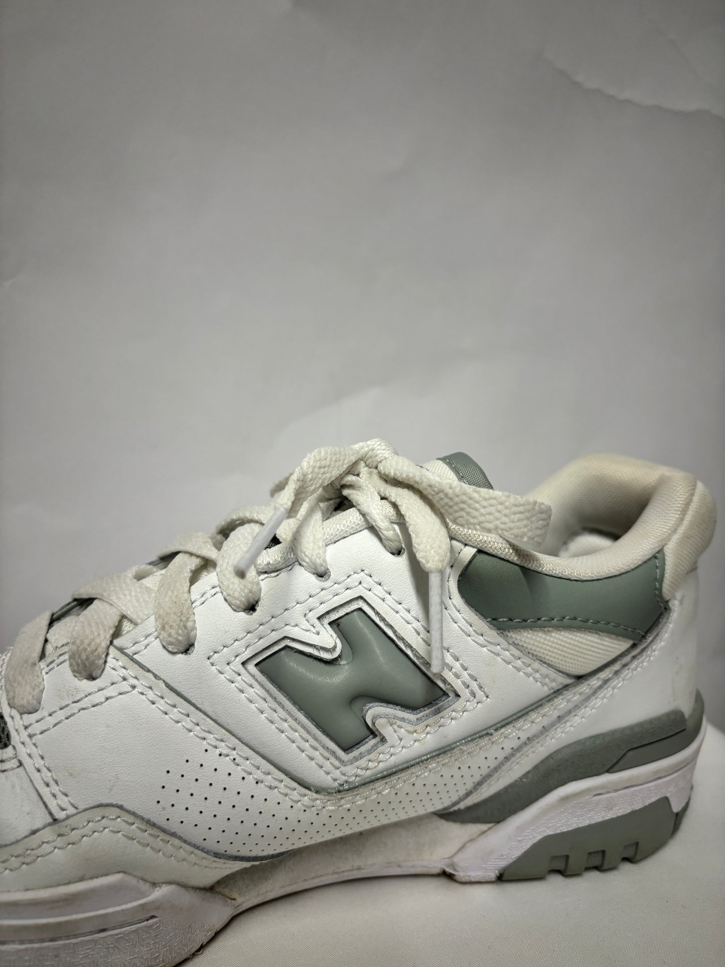 New Balance White and Grey 550 Trainers 4.5