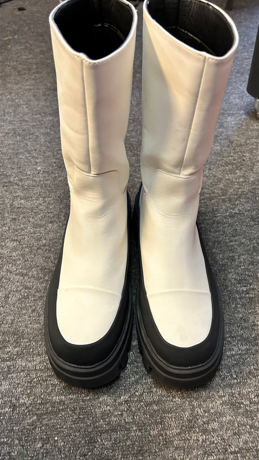 River Island White Snow Boot Size 6 Not worn
