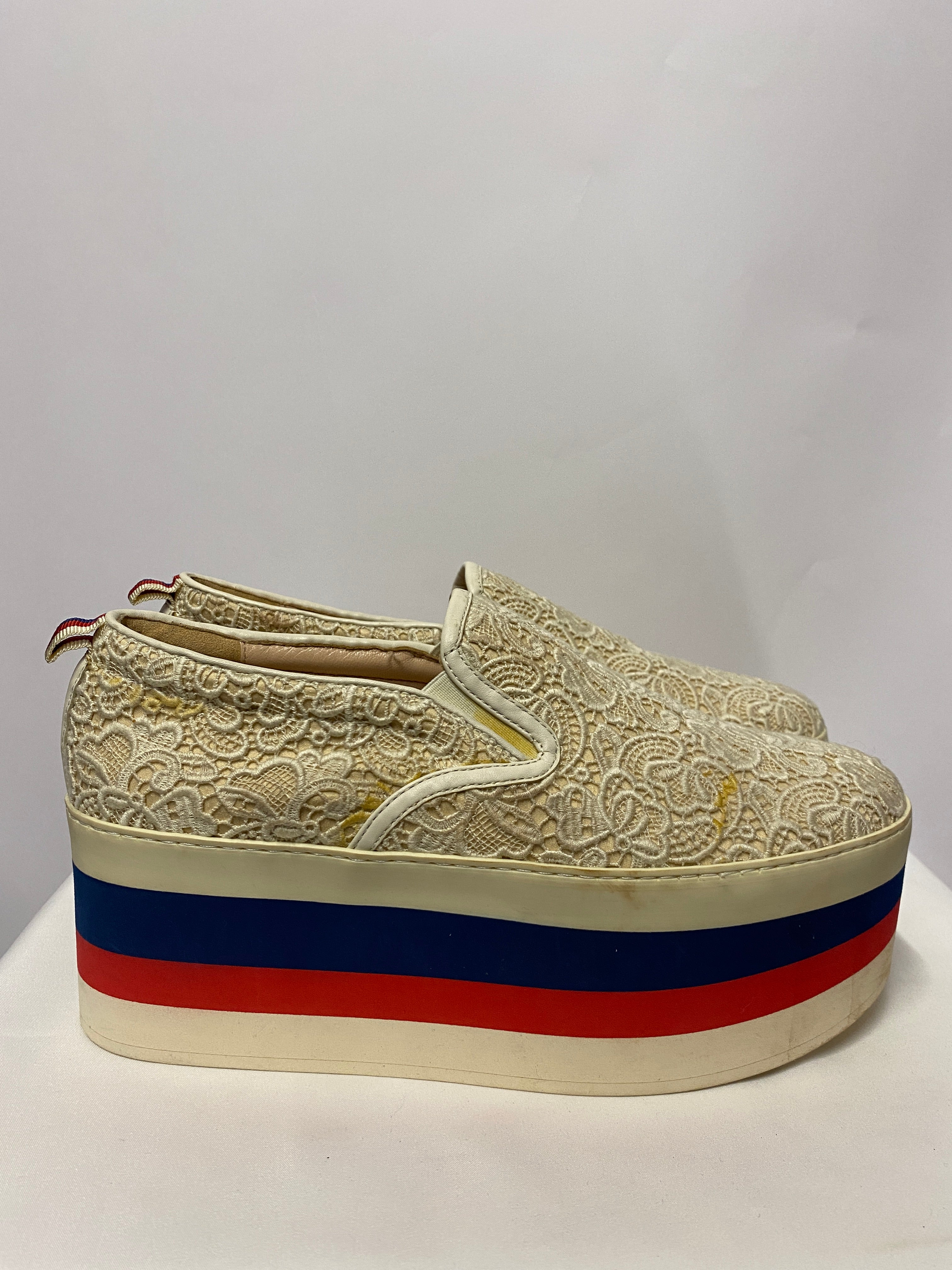 Red white and on sale blue gucci shoes