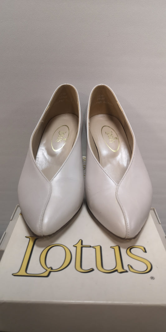 Lotus Clio White Closed Toe Heels Size 5.5