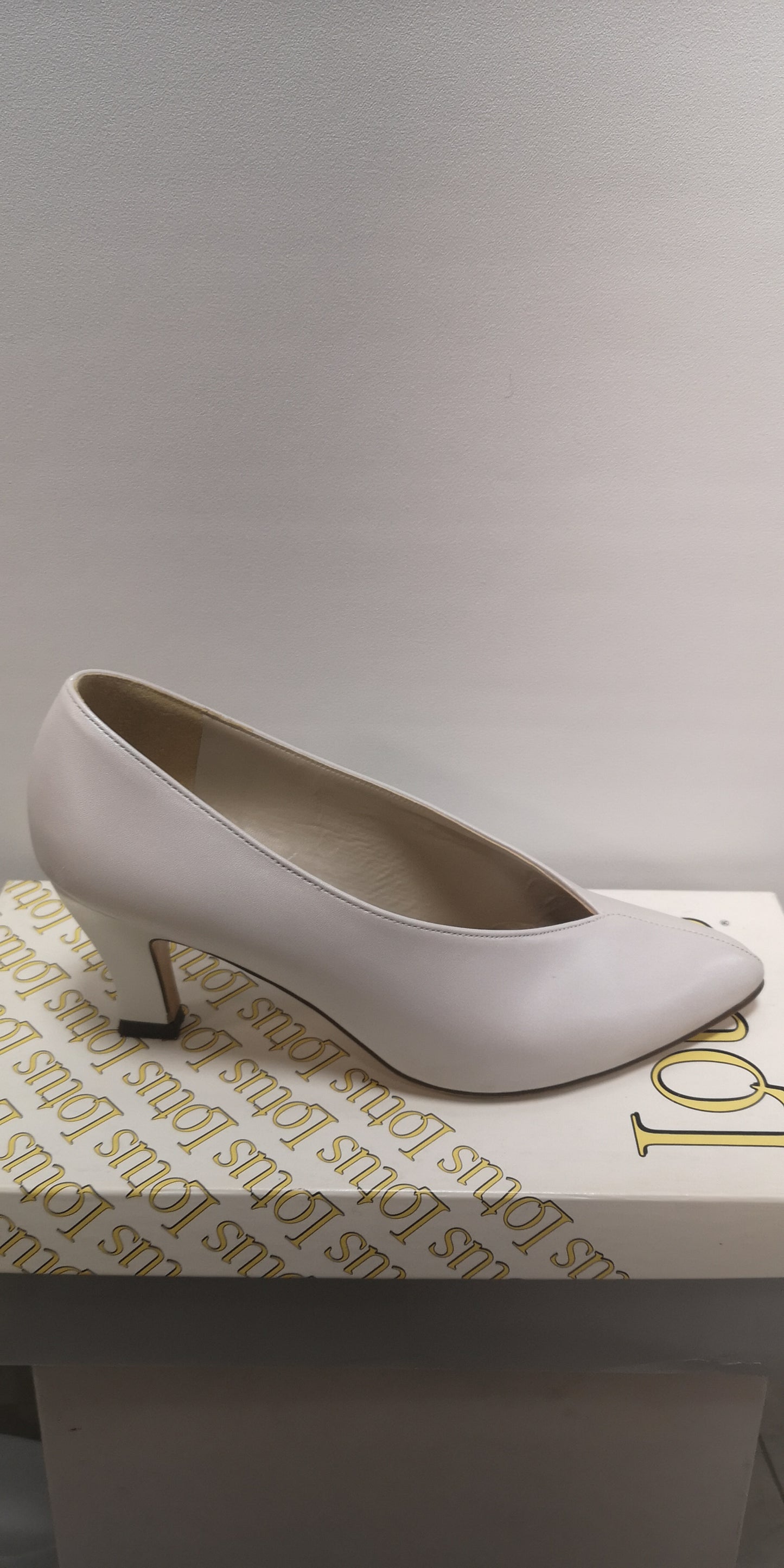 Lotus Clio White Closed Toe Heels Size 5.5