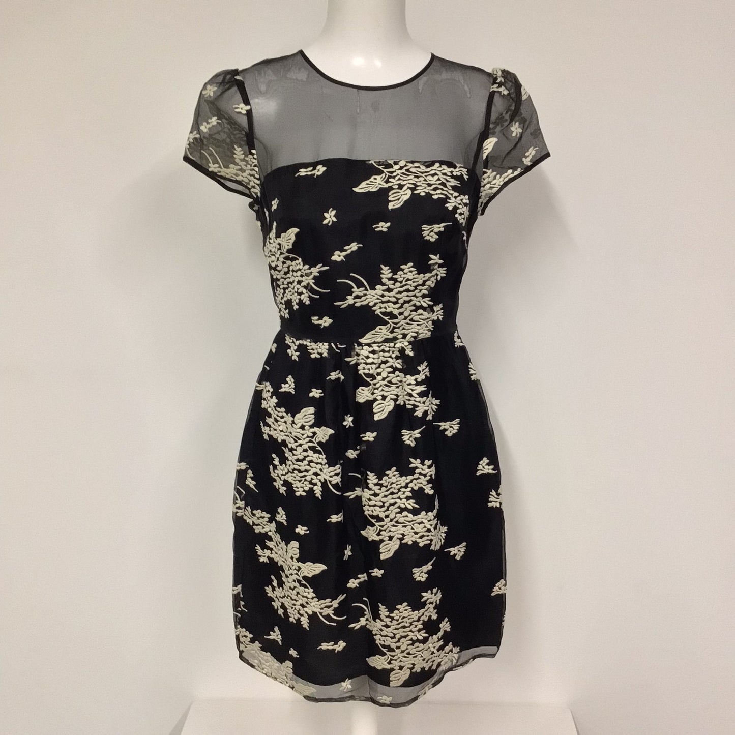 BNWT Hoss Intropia Black w/Cream Embroidery 100% Silk Dress Size 10